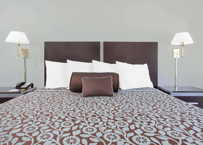 Days Inn By Wyndham Market Center Dallas Love Field